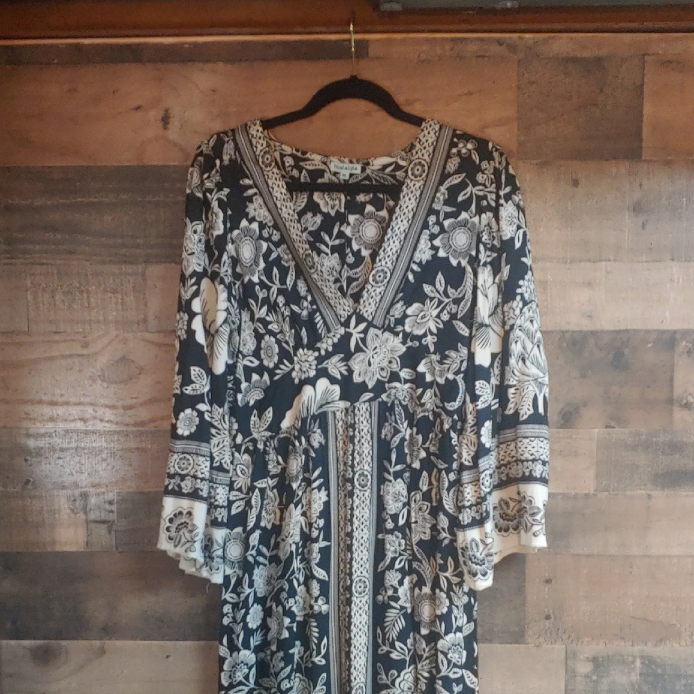 Floral Black and Cream Dress Size XL Nostalgia Boho Maxi dress.